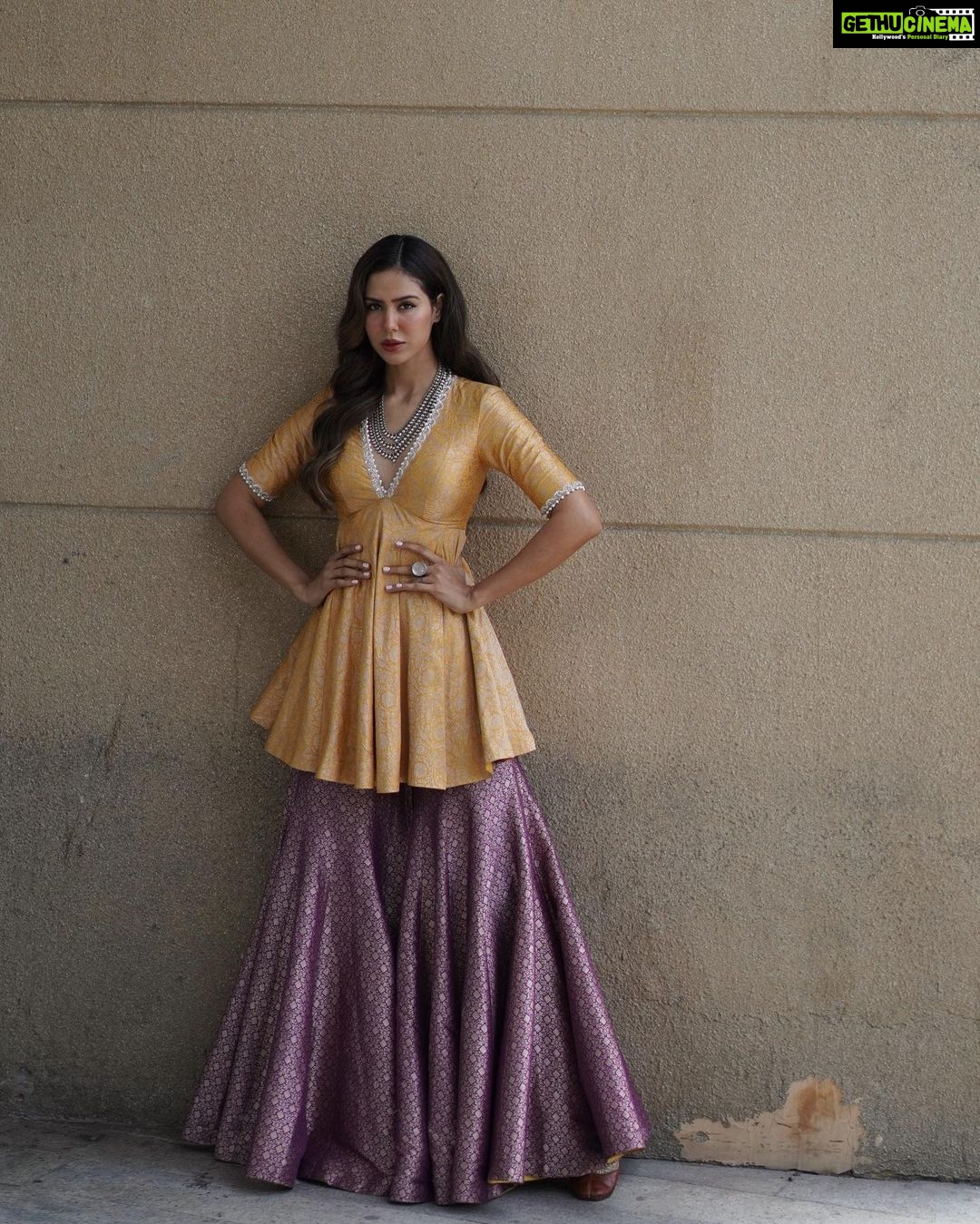 Sonam Bajwa Instagram - 1 day to go for Jind Mahi …… Wearing @qbikofficial Jewellery @sangeetaboochra Hair @hairbyharrybajwa Styling and Make up by me