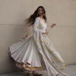 Sonam Bajwa Instagram - 4 days to go for Jind Mahi …. Wearing @karishmakhandujabareilly Hair @hairbyharrybajwa Styling and make up by me