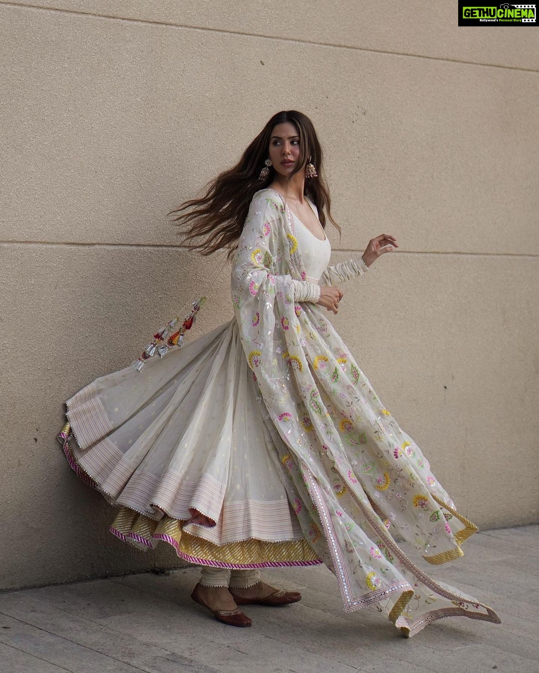Sonam Bajwa Instagram - 4 days to go for Jind Mahi …. Wearing @karishmakhandujabareilly Hair @hairbyharrybajwa Styling and make up by me