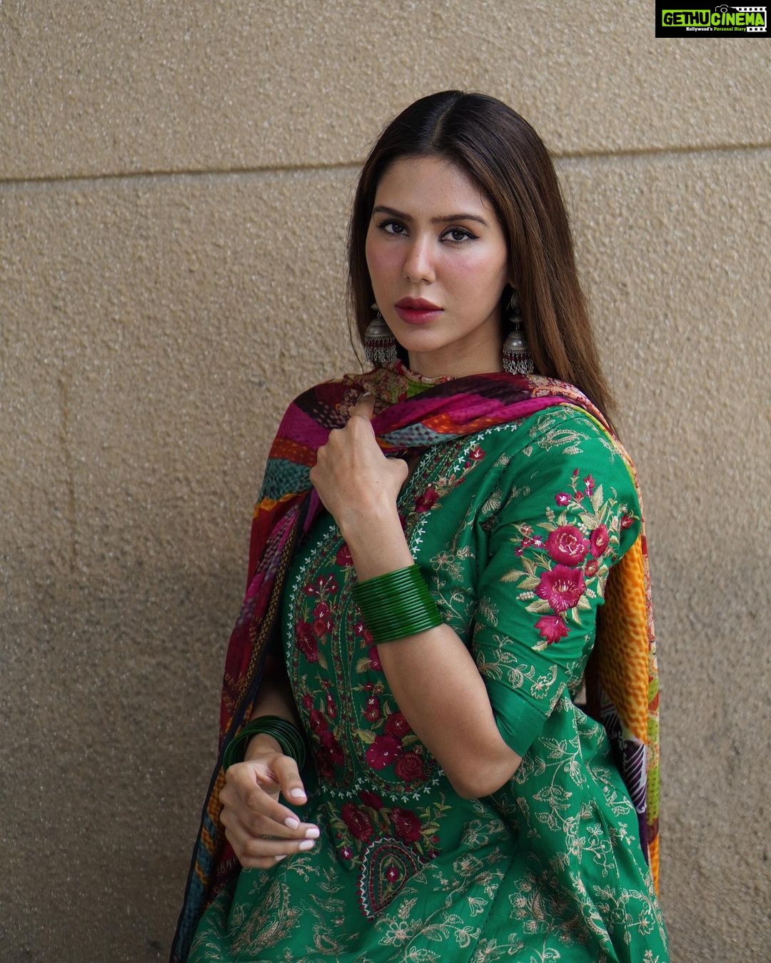 Sonam Bajwa Instagram - Jind Mahi is all yours now…… 🤍🤍🤍🤍