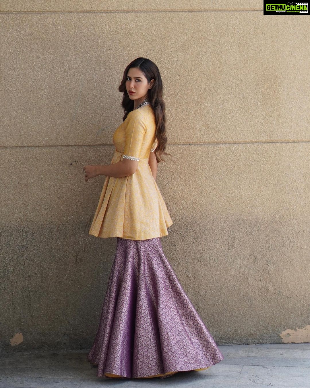 Sonam Bajwa Instagram - 1 day to go for Jind Mahi …… Wearing @qbikofficial Jewellery @sangeetaboochra Hair @hairbyharrybajwa Styling and Make up by me