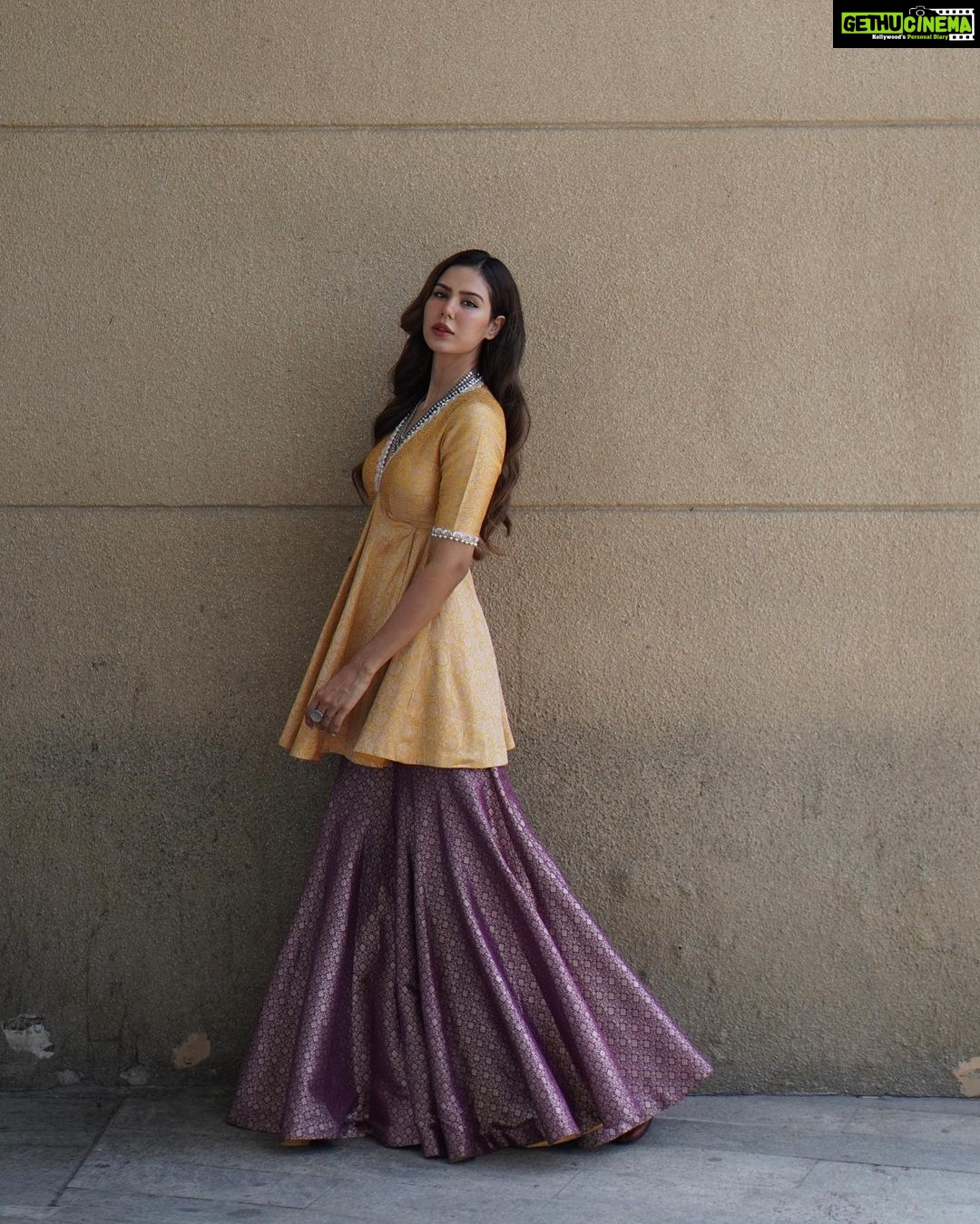 Sonam Bajwa Instagram - 1 day to go for Jind Mahi …… Wearing @qbikofficial Jewellery @sangeetaboochra Hair @hairbyharrybajwa Styling and Make up by me
