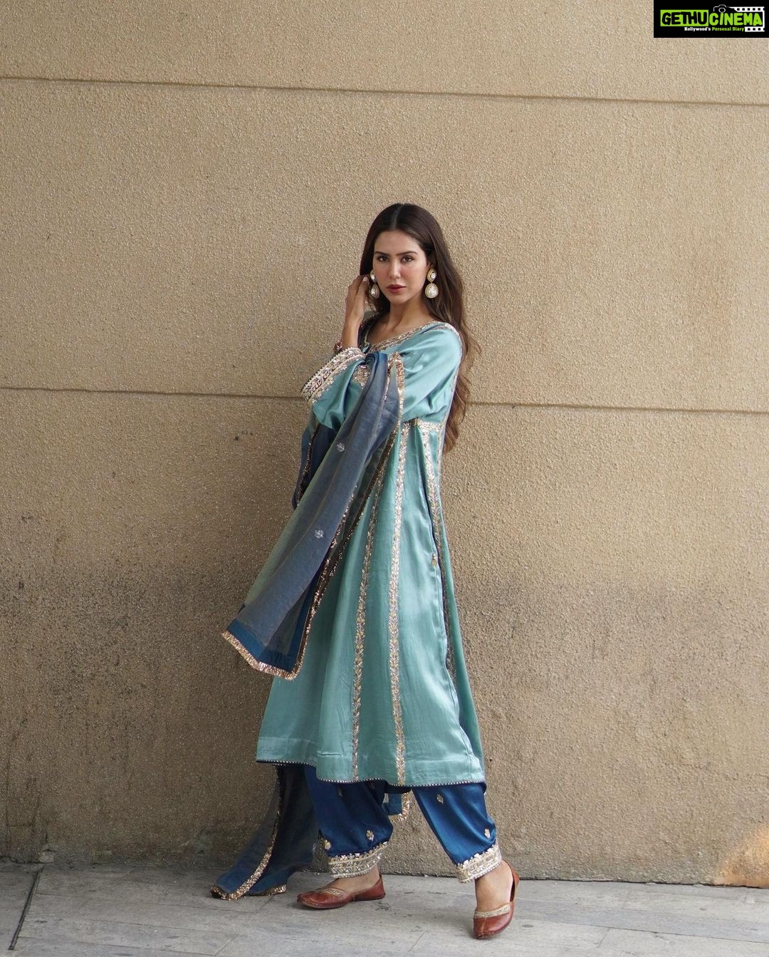 Sonam Bajwa Instagram - Jind Mahi 🤍 3 days to goooooo Wearing @heenakochharofficial Earrings @minerali_store Hair @hairbyharrybajwa Styling and Make by me