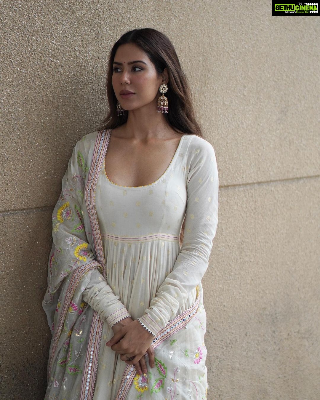 Sonam Bajwa Instagram - Jind Mahi releasing worldwide in just 4 daysssssss ❤️ 5th August 2022