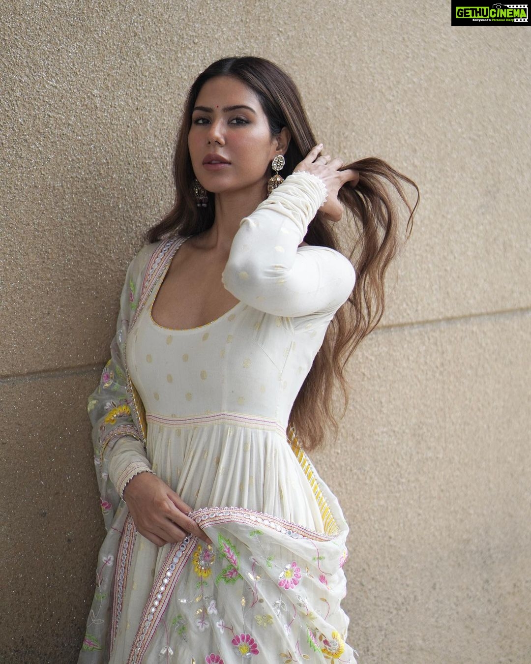 Sonam Bajwa Instagram - Jind Mahi releasing worldwide in just 4 daysssssss ❤️ 5th August 2022