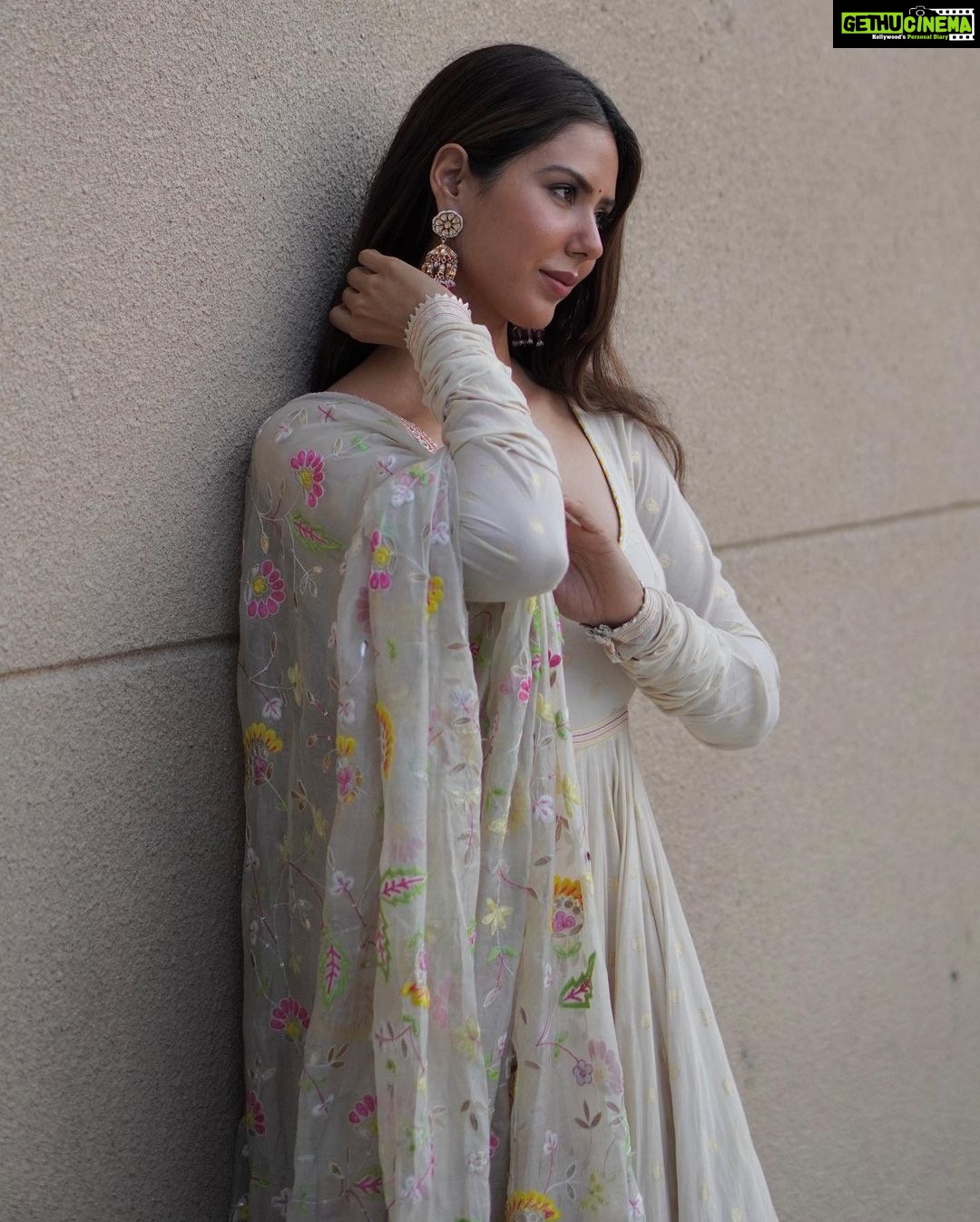 Sonam Bajwa Instagram - Jind Mahi releasing worldwide in just 4 daysssssss ❤️ 5th August 2022