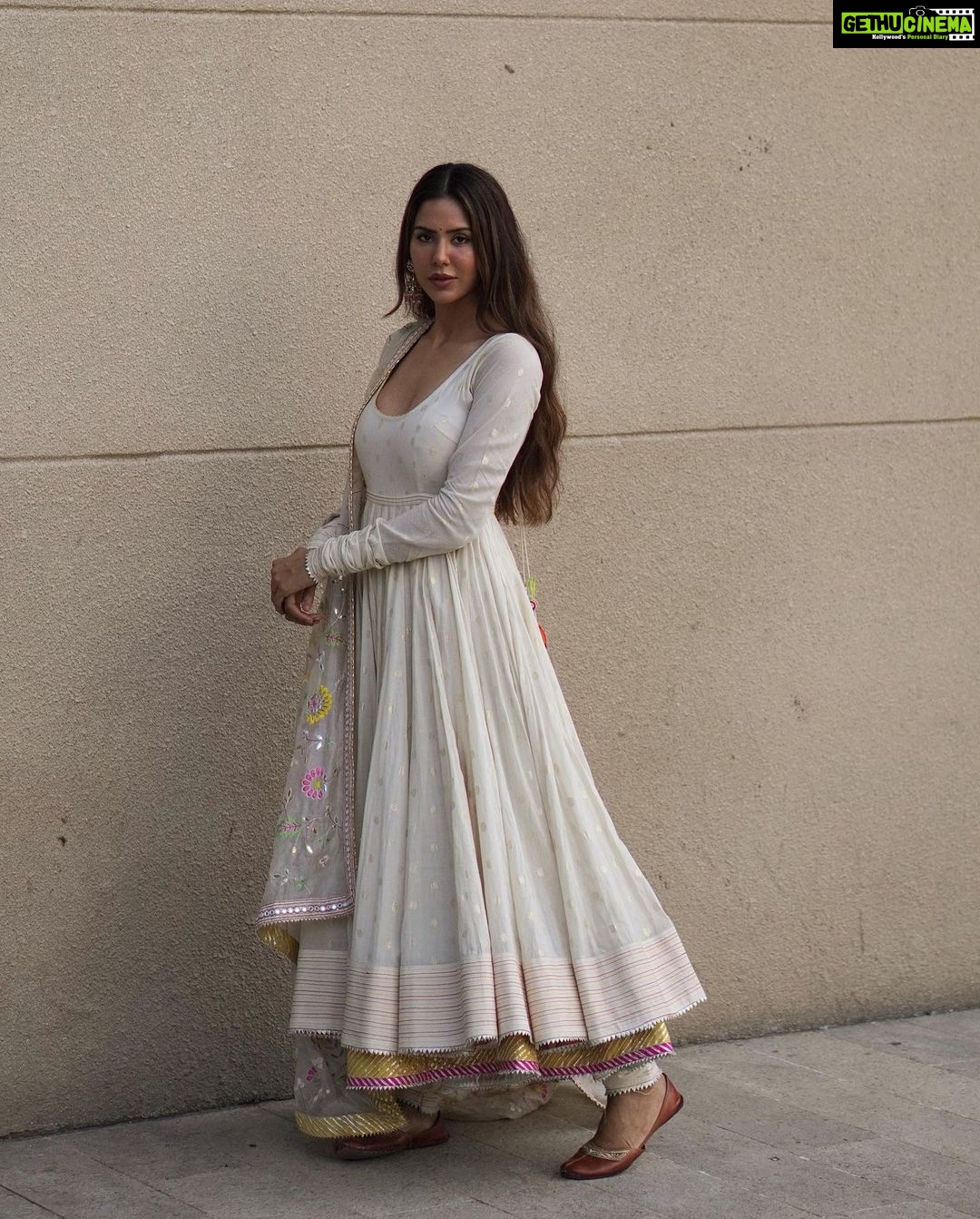Sonam Bajwa Instagram - 4 days to go for Jind Mahi …. Wearing @karishmakhandujabareilly Hair @hairbyharrybajwa Styling and make up by me