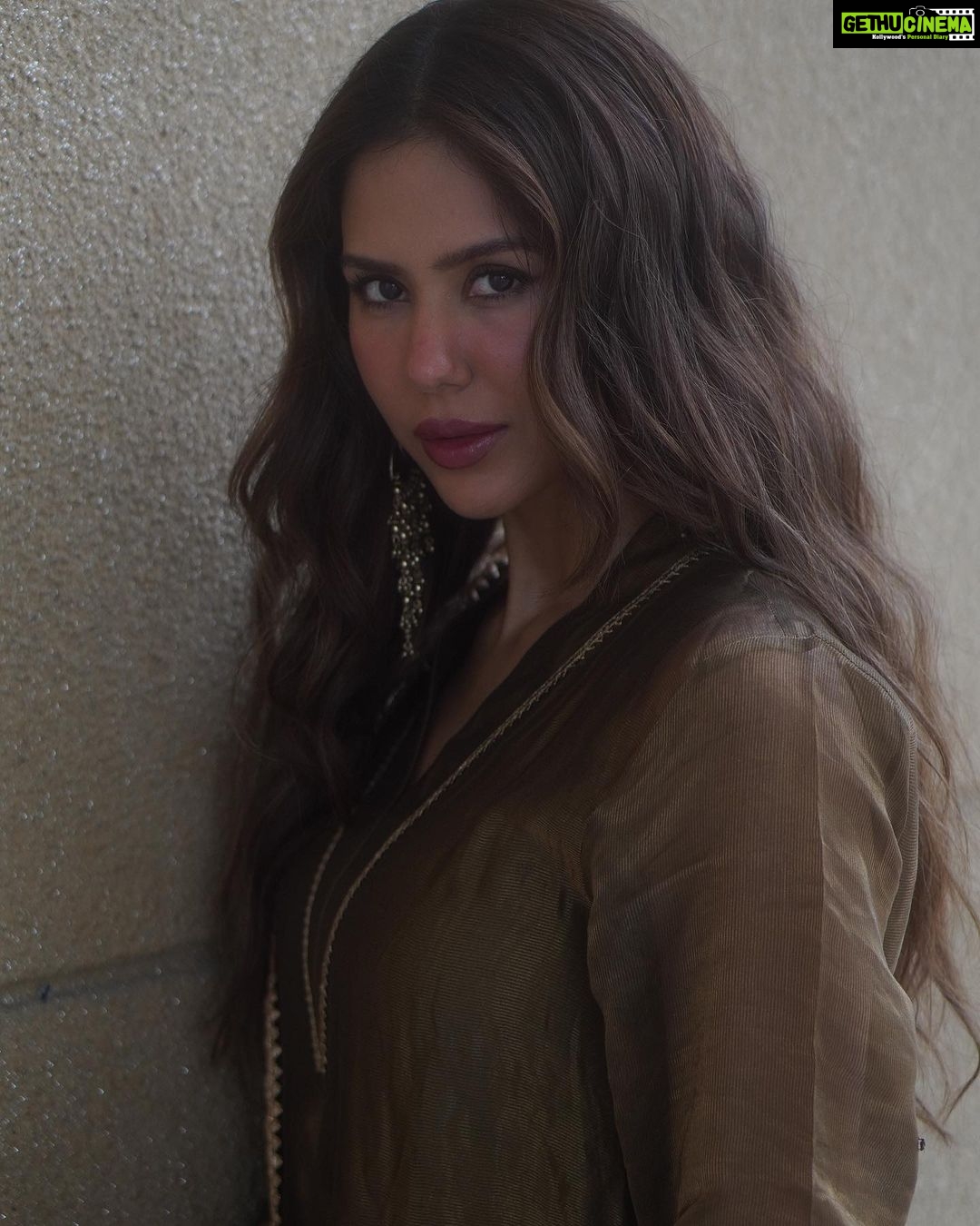 Sonam Bajwa Instagram - 5 Days to go…. Jind Mahi releasing worldwide on 5th August 🤍