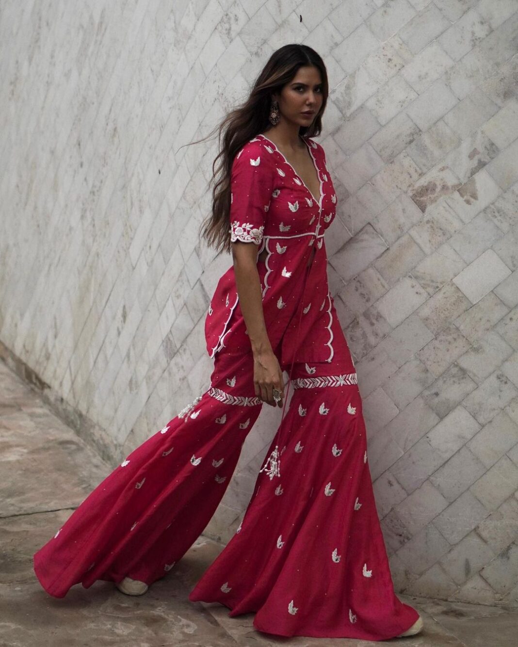 Sonam Bajwa Instagram - Jind Mahi Promotions…. Delhi you were ❤️ Wearing @maitishahani Jewellery @sangeetaboochra Make up @cocoballucci_ Hair @hairbyharrybajwa Styled by me