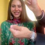 Sonam Bajwa Instagram - That’s my Punjabi film director @_sameerpannu directing my Tamil video for ‘Katteri’ Tamil meri muk gi..te saare jaane mere muh val vekhi jaande aa 😂😂😂😂 Jind Mahi and Katteri in cinemas now…vekh aayo yaarrrrrrrr