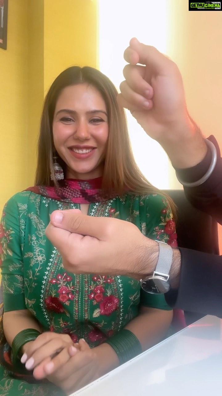 Sonam Bajwa Instagram - That’s my Punjabi film director @_sameerpannu directing my Tamil video for ‘Katteri’ Tamil meri muk gi..te saare jaane mere muh val vekhi jaande aa 😂😂😂😂 Jind Mahi and Katteri in cinemas now…vekh aayo yaarrrrrrrr