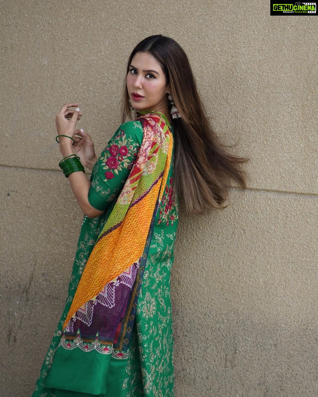 Sonam Bajwa Instagram - Jind Mahi is all yours now…… 🤍🤍🤍🤍