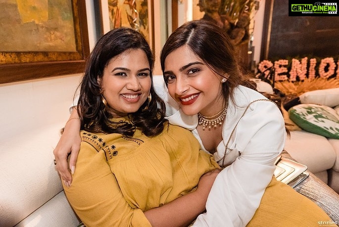 Sonam Kapoor Instagram - Happy happy birthday my poojie.. Love you.. always be this kind, hardworking and creative.. it inspires all of us around you. Anil Kapoors House, Juhu, Mumbai