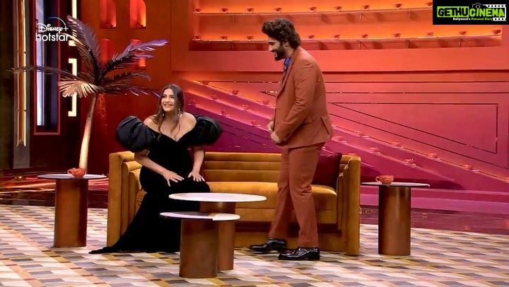 Sonam Kapoor Instagram - Ufff I’m a huge mess! #repost This episode is all about the S and M : side-splitting laughter and mind-boggling revelations. Watch the sixth episode of #HotstarSpecials #KoffeeWithKaranS7 streaming this Thursday from 12:00am only on Disney+ Hotstar. @disneyplushotstar @sonamkapoor @arjunkapoor @apoorva1972 @jahnviobhan @aneeshabaig @dharmaticent Mumbai, Maharashtra