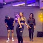 Sophie Choudry Instagram - LOVEEE 90’s music😍 What are ur fave 90’s songs? #90s #90smusic #bollywoodmusic #iconicsongs #trendingreels #trendingsongs #genz #sophiechoudry #churakedilmera