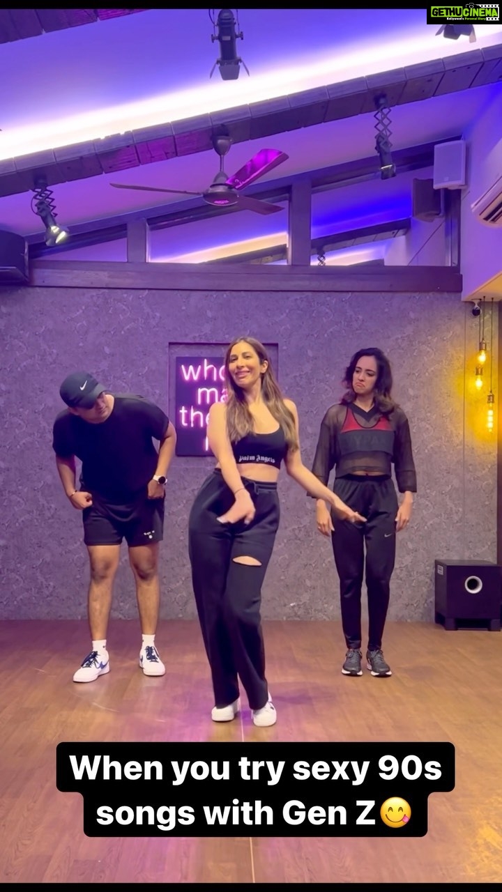 Sophie Choudry Instagram - LOVEEE 90’s music😍 What are ur fave 90’s songs? #90s #90smusic #bollywoodmusic #iconicsongs #trendingreels #trendingsongs #genz #sophiechoudry #churakedilmera
