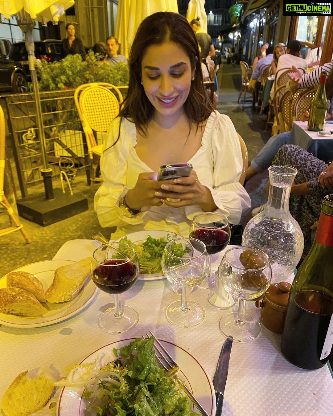 Sophie Choudry Instagram - The only thing I love more than taking pics of food, is eating itπ€π€€π₯π¦π₯π§ππ· #foodappreciation #foodporn #foodie #lovetoeat #wineoclock #croissant #paris #goodfoodgoodmood #painauchocolat #vacaymode #london #paris #crepes #fishandchips #dessertqueen #sophiechoudry #gratitude #friyay #weekendvibes #summervibes