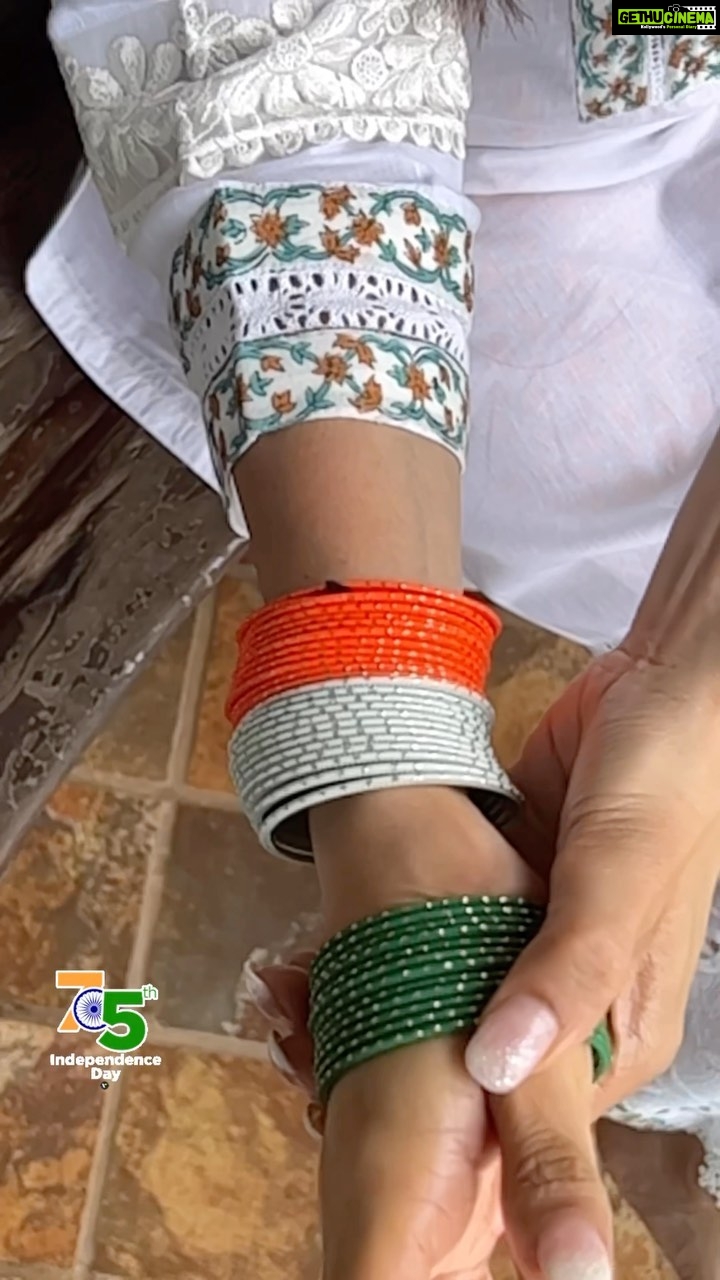 Sophie Choudry Instagram - Happy 75th Independence Day to this beautiful country that has given me so much! May she always be blessed with prosperity, peace & unity🙏🏼🇮🇳❤️ #JaiHind #leherado #proudindian #harghartiranga #tiranga #independenceday #India #75thindependenceday #trendingreels #sophiechoudry #choodiyan #desigirl Outfit: @bunaai PR: @dinky_nirh I love my India