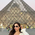 Sophie Choudry Instagram - Paris, I louvre you😍 #paris #jadoreparis #louvre #favecity #summervibes #potd #motd #traveldiaries #sophiechoudry Paris , The City Of Love