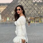 Sophie Choudry Instagram - Paris, I louvre you😍 #paris #jadoreparis #louvre #favecity #summervibes #potd #motd #traveldiaries #sophiechoudry Paris , The City Of Love