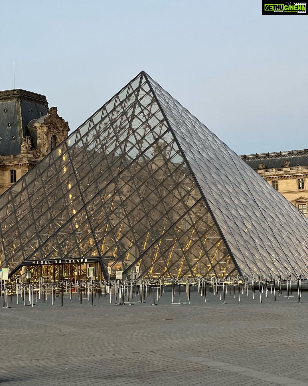Sophie Choudry Instagram - Paris, I louvre you😍 #paris #jadoreparis #louvre #favecity #summervibes #potd #motd #traveldiaries #sophiechoudry Paris , The City Of Love