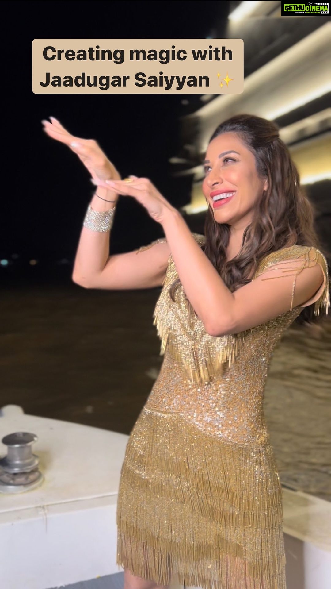 Sophie Choudry Instagram - Cos Jaadugar Saiyyan can still create magic✨Remember this Remo sir?🥰 @remodsouza #trendingreels #transitionreels #jaadugarsaiyaan #OGpopdiva #sophiechoudry #indiepop #memories #goa #giglife