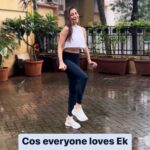Sophie Choudry Instagram - Even Coco loves Ek Pardesi🐶☺️ #bloopers #thestruggleisreal #tryingtomakeareel #ekpardesi #raindance #sophiechoudry #OGDiva #trending #dancereels #doglover #dogsofinstagram #indie #ekpardesimeradillegaya