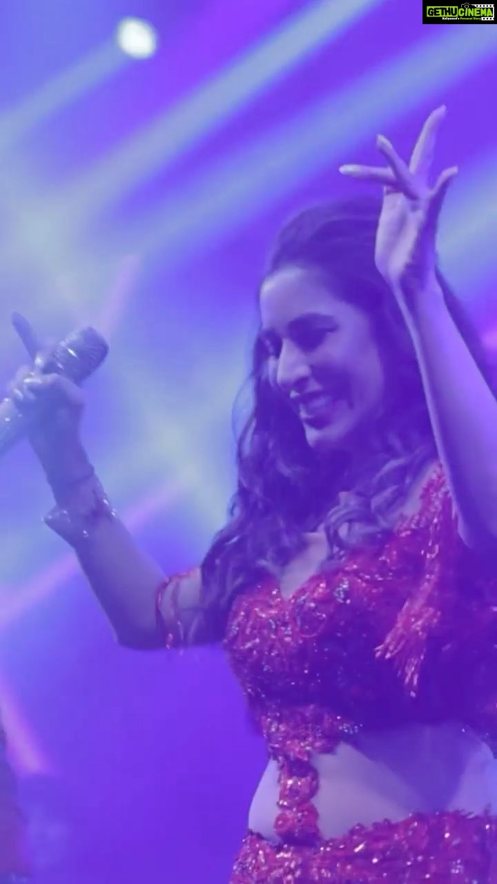 Sophie Choudry Instagram - Back to what I love… #giglife #sophielive 😍 🎤 Tks @dreamdiariesindia @kartikbhagat.dd for the visuals❤️ #stagestyle #teamsophie #sophiechoudry #performer #lovewhatyoudo #indianweddings #reelitfeelit #trendingsongs