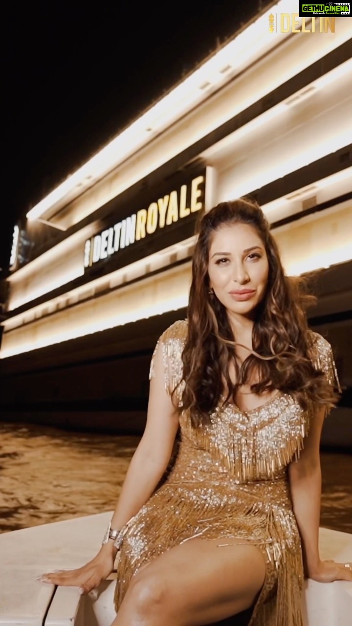 Sophie Choudry Instagram - We came to SLAY💥💥 What an EPIC night @deltin_life !! Can’t wait to do this again!! #sophiechoudry #sophielive #giglife #epic #teamsophie