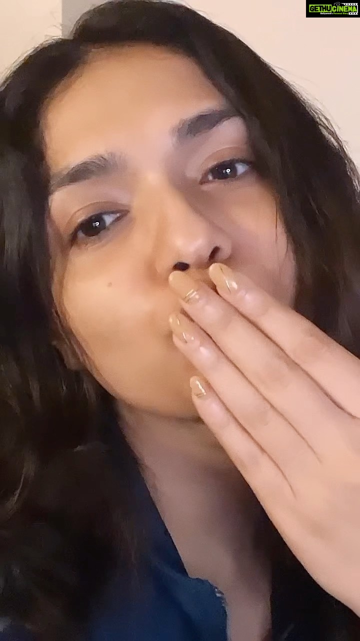 Sunaina Instagram - How I reset my skin, my night time skin routine. #notanad 1. I start with a double cleanse. Didn’t go out today so didn’t need the first cleanse, but I do enjoy @clinique_in @clinique ‘s cleansing balm or the @wishfulskin balm which effortlessly removes both make up and sunscreen. 2. For my second cleanse I switch between a few cleansers but one which I always carry with me is the gentle cleanser from @cetaphil_india @cetaphilus . Don’t be confused if it doesn’t lather, it isn’t suppose to. It does a great job of cleansing without stripping my skin off of its natural oils. I also love massaging the cleanser into the skin for atleast a minute before washing it off so that it does what it is suppose to do. This one minute gives the cleanser a chance to work for me. And as a result I see better skin and lesser breakouts 💕 3. I have a collection of toners but when I want my skin to rest and reset, I use my tried & tested pure rosewater from @kamaayurveda which is just plain pure rose water. And if you don’t have anything with you, just pat some water before you use your HA serum. 4. After the rose water I use my absolute fav copper complex peptides from @guidance_to_glow . One of the best serums I have tried. Hands down. This light-weight, highly concentrated 75% hyaluronic acid serum attracts and maintains skin hydration with high and low molecular weight proteins which permeate the skin and address aging where it begins. Lol, read that again. Slower this time 😄 5. Moving to moisture renew… Now this is something else , another fav from @guidance_to_glow . How you do it Fenya? I’ll never understand. 🤌🏼✨ This formula is a lightweight, oil-free moisturizer which helps hydrate & moisturize the skin. Recommended for all skin types including acne-prone. Cool na? ☺️ I also love the 72 hour moisturiser from @clinique_in every now and then. 🥰 6. Finally ending the routine with a must from @thelipbalmcompany. 7. I also once in 15 days use LIGHTROUTINE BY @chosen_by_dermatology 8. My sunscreens Safescreen from @chosen_by_dermatology , The perfect protector from @shiseido and @guidance_to_glow spf 40 sunscreen.