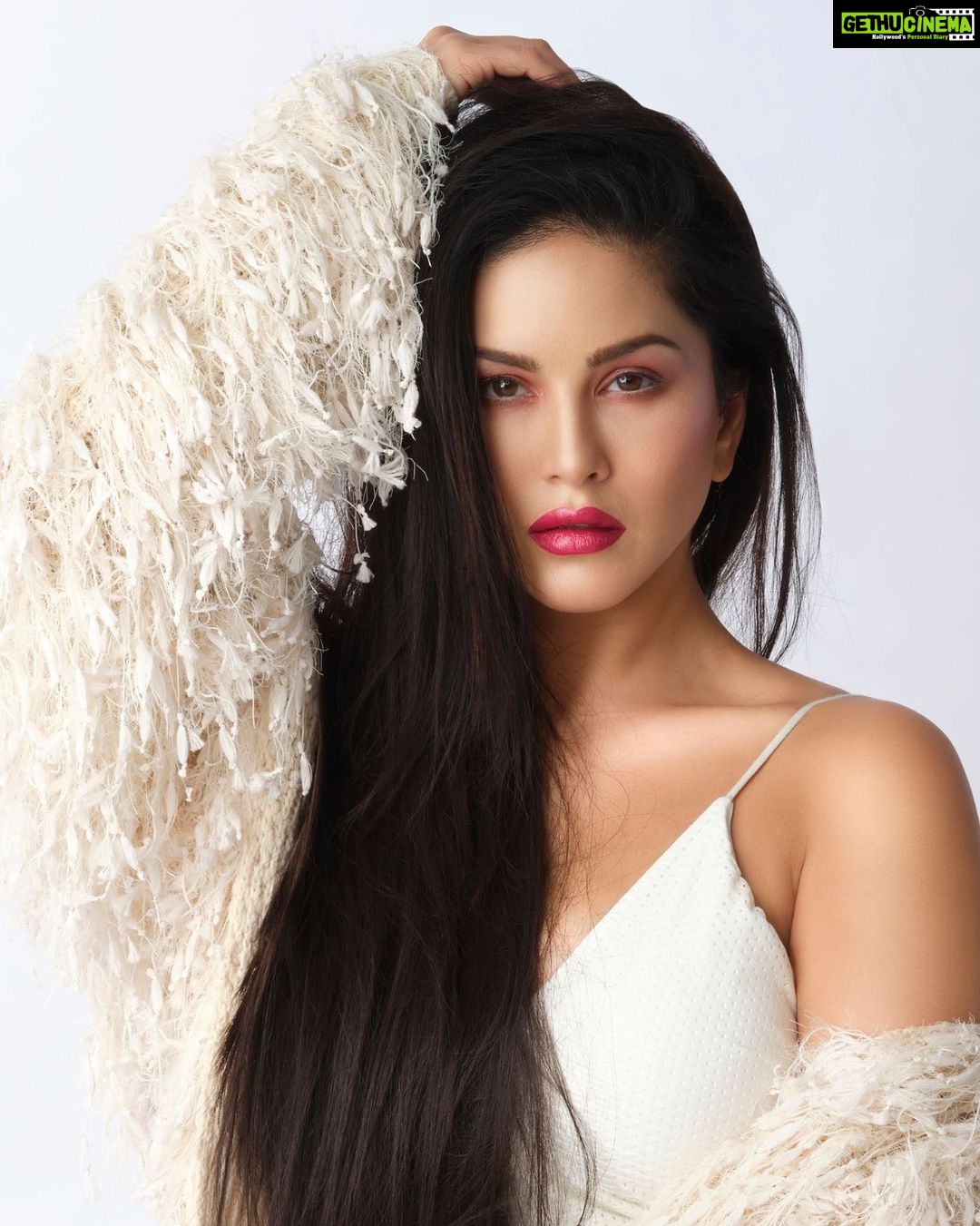 Sunny Leone Instagram - In mood for some glam 𝙈𝙖𝙠𝙚𝙪𝙥 . . Makeup by @starstruckbysl Shot by @dabbooratnani @dabbooratnanistudio