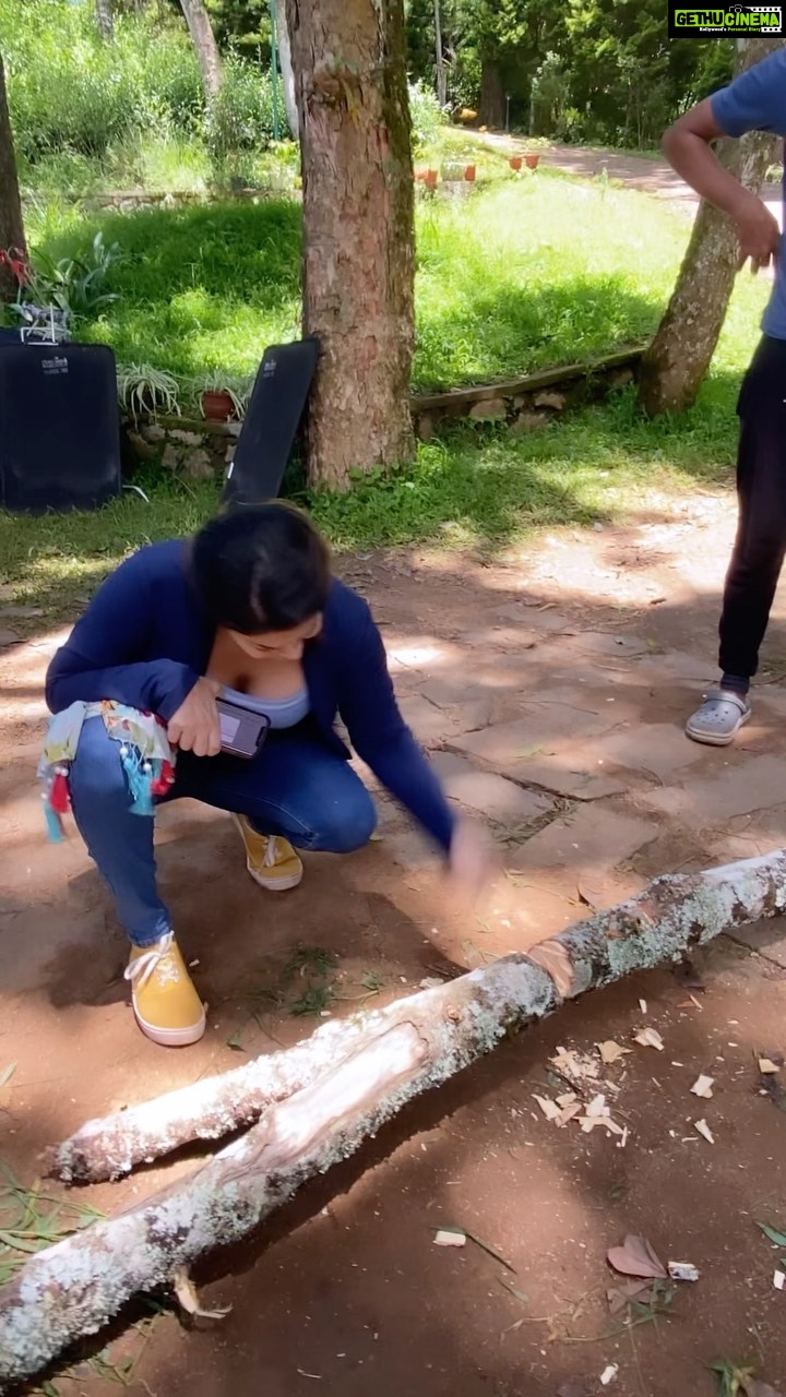 Sunny Leone Instagram - When you're frustrated š
I hit it in the center too. Iām good š . . #SunnyLeone #Shero P.s: No trees were harmed in making of this video.