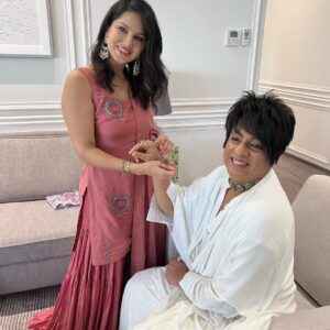 Sunny Leone Instagram - Happy Raksha Bandhan everyone! Love my family!! @dirrty99 @hitendrakapopara @jeetihairtstylist @yusuf_911 @rohitkverma @jeetihairtstylist @unaiza_yusuf