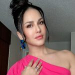Sunny Leone Instagram – Thank you @ricardoferrise2 for amazing hair and make up! After a long time felt this glam. Love you!

Earrings – @officialprachigupta
Styled by @hitendrakapopara