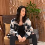 Sunny Leone Instagram - Hi cutie!! Jacket by @mayurmehtacouture Styled by @hitendrakapopara Assisted by @tanyakalraaa