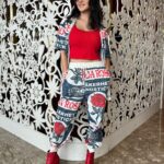 Sunny Leone Instagram - Loved this airport look Outfit by @diseno.in Accessories by @officialprachigupta Styled by @hitendrakapopara Assisted by @tanyakalraaa