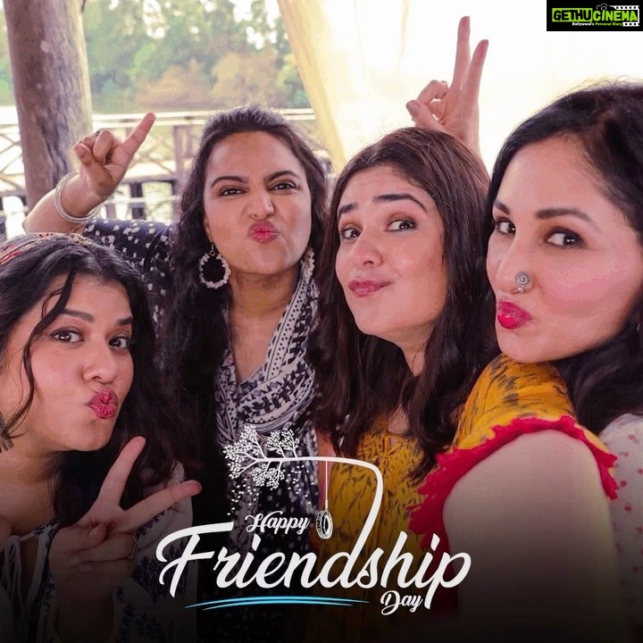 Swara Bhaskar Instagram - From Reel life to Real life; the laughters, madness & fun turned them to our #BFFGoals 🥂💕 Happy Friendship’s Day from our “Chaar Yaar” to yours! #JahaanChaarYaar @shikhatalsania @mehervij786 @poojachopraofficial @bachchan.vinod @soundrya.production @kamalpandey_7 @timesmusichub @penmovies @jayantilalgadaofficial #penmarudhar @jahaanchaaryaar