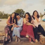 Swara Bhaskar Instagram - #JahaanChaarYaar genuinely one of the sweetest, warmest films I’ve done. @kamalpandey_7 @bachchan.vinod sirs.. All my bests to you both.. The labour of our friendship and belief and faith is here.. I’m convinced that the love we made it with will carry it through!✨🤗💛🥰 That Mauj in this photo is actually how much masti we did on shoot.. @shikhatalsania @mehervij786 @poojachopraofficial