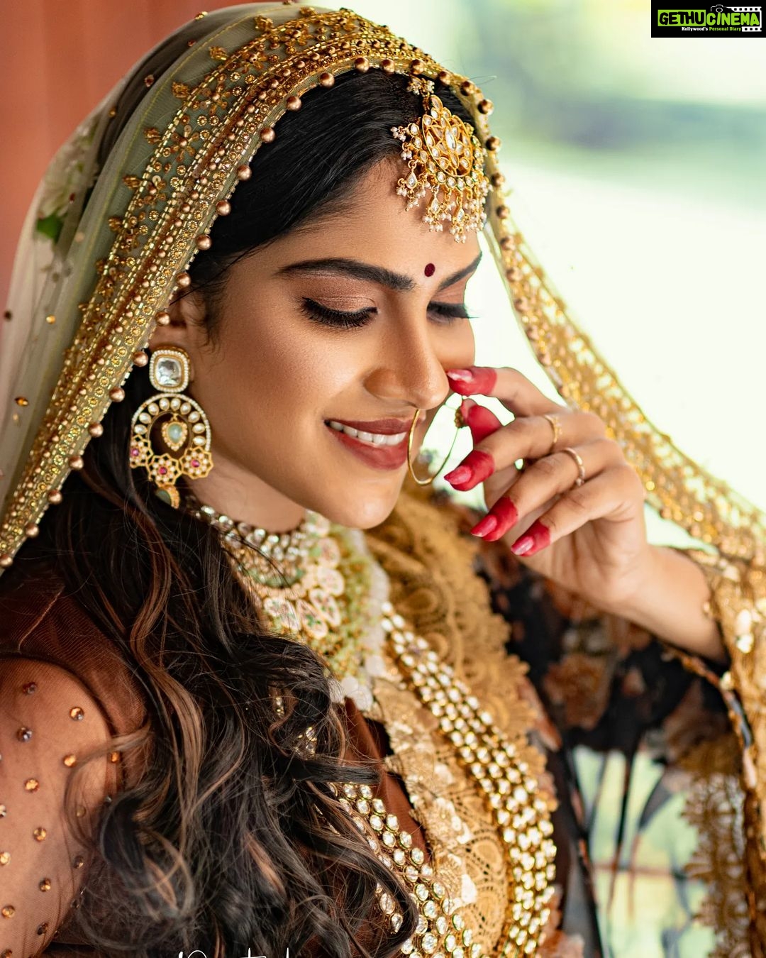 Swasika Instagram - Adorning in some floral prints, heavy Jewelleries and bold makeup , all blended to show the Queen Look ! Photography: @partylovers___wedding_stories_ Duppata : @ridah_designs Costume : @chaithra__creations Ornaments: @golden_cup_fashion_jewellery Mua : @diksha_bridalhub #swasikavj #swasikaactress #bridallehenga #queenlook #bridallook #malayalammovies #telugumovies #tamilmovies #apsara