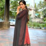 Swasika Instagram - Presenting a playful and elegant attire Wearing @khajuraho_boutique_ #shoot#shooting #redcarpet #swasikavj #salwarsuit #kalamkari #dressuptime #actresslife #lakshminakshathrafansofficial#starmagic#