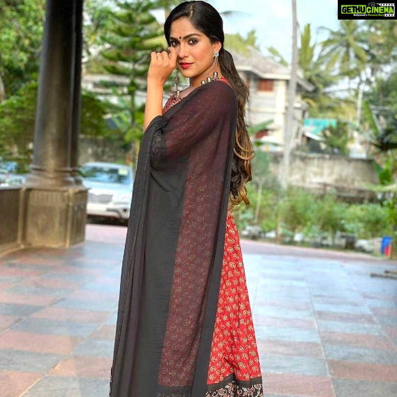 Swasika Instagram - Presenting a playful and elegant attire Wearing @khajuraho_boutique_ #shoot#shooting #redcarpet #swasikavj #salwarsuit #kalamkari #dressuptime #actresslife #lakshminakshathrafansofficial#starmagic#