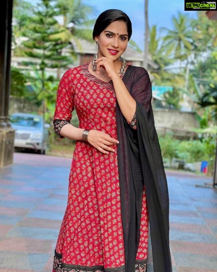 Swasika Instagram - Presenting a playful and elegant attire @khajuraho_boutique_ Redcarpet shoot mode Comfortable attire Wearing @khajuraho_boutique_ MUA @abilashchicku Stylist @nithinju