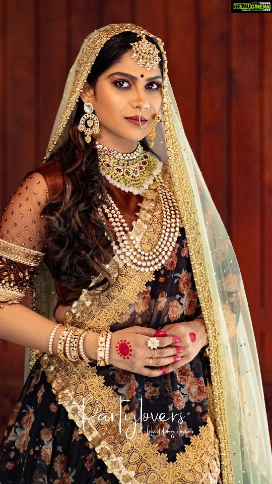 Swasika Instagram - Adorning in some floral prints, heavy Jewelleries and bold makeup , all blended to show the Queen Look ! Photography: @partylovers___wedding_stories_ Duppata : @ridah_designs Costume : @chaithra__creations Ornaments : @golden_cup_fashion_jewellery Mua : @diksha_bridalhub #swasikavj #swasikaactress #bridallehenga #queenlook #bridallook #malayalammovies #telugumovies #tamilmovies #apsara