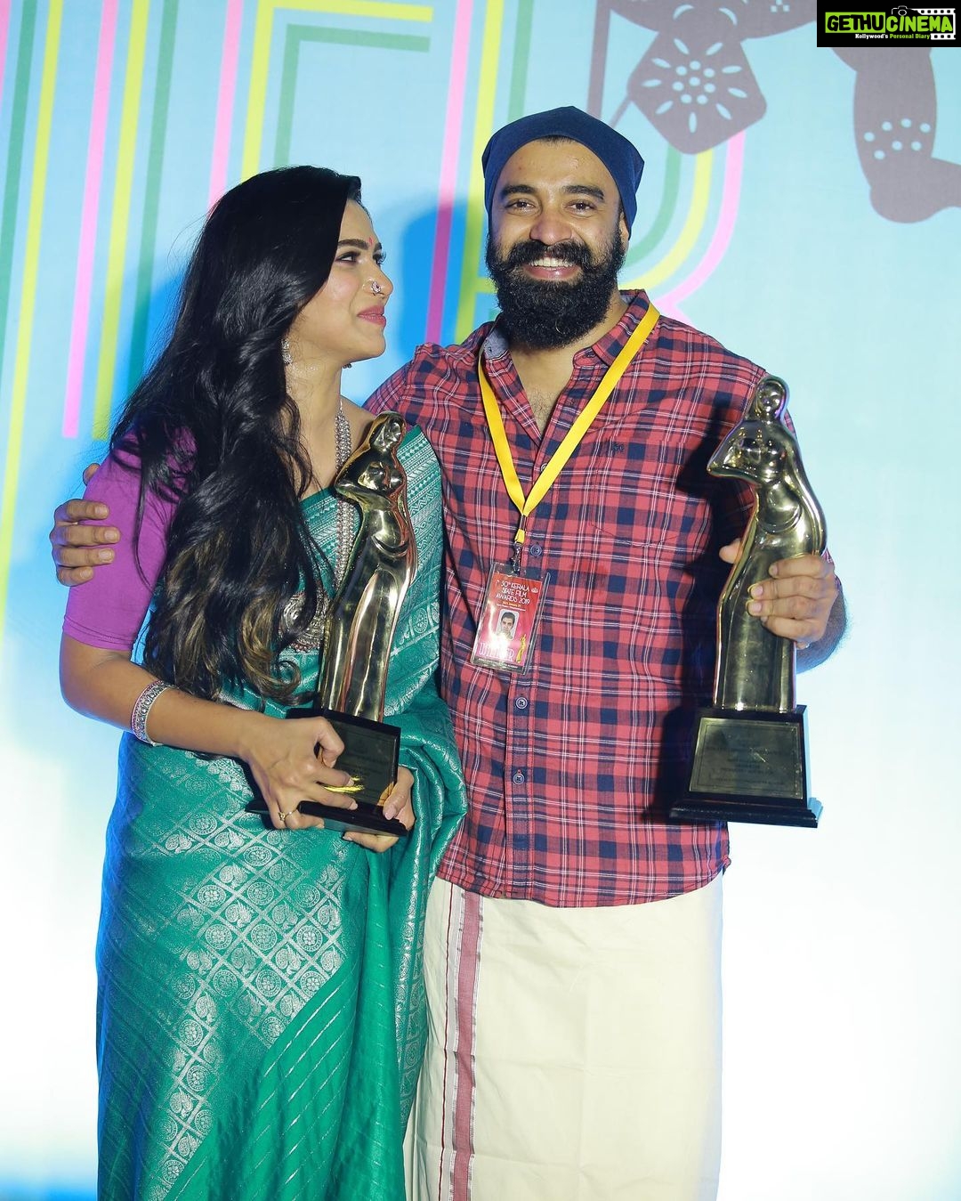 Swasika Instagram - With my Sugu β€οΈβ€οΈ π€π€π€π€π€π€π€ Thanks a ton siju u made my life meaningful If you had not suggested me for "Vasanthi" I would have missed all these happinessπππ @siju_wilson
