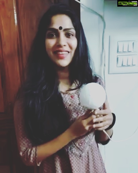 Swasika Instagram - Special gift from @bavath_gifts Moonlight Vasanthi Very special 🤗🤗🤗 #gifts #swasikavj #lights #awardwinningmovie# @siju_wilson @sajasrahman
