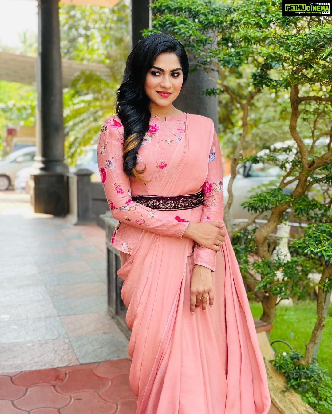 Swasika Instagram - Always believe in a new beginning ☺️☺️ Costume courtesy @khajuraho_boutique_ MUA @abilashchicku Stylist @nithinju #varietysaree #newstyle #fashionista#insta #sareelovers #lakshminakshathrafanpage #swasikavj #redcarpet#tvshow #anumolofficial #swasikavijay #