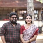 Swasika Instagram - NIC working with you Udayan chetta 😊😊 #arattumovie#swasikavj #mohanlalfans #movie #locationshoot #scriptwriter #
