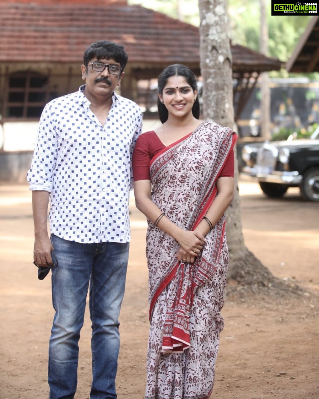 Swasika Instagram - It was nice working with Unnikrishan sir and Udayan chettan My director and writer Aarattu Movie @unnikrishnan_b_director @mohanlal #arattumovie #mohanlalfansclub #lalettanfans #swasikavj #location #