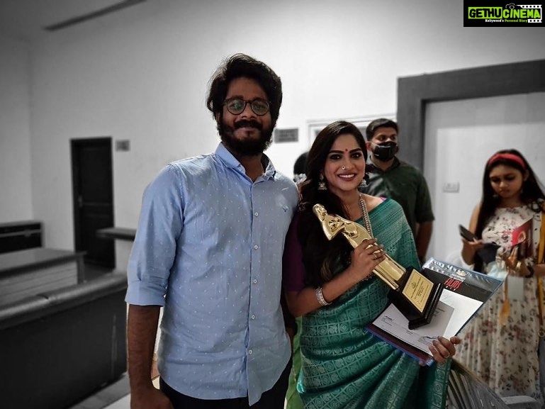 Swasika Instagram - Family strength ❤️❤️❤️ Always with me🤗🤗🤗🤗 @girija.vijayan.127 @____silver_moon @gkl.gokulggopakumar @d_maverick_ @badrinathkrishnan @star_magic_official_fans_group #swasikavj #familytime #happiness #actress#keralastatefilmawards #malayalammovies #vasanthimovie # Tagore Theatre