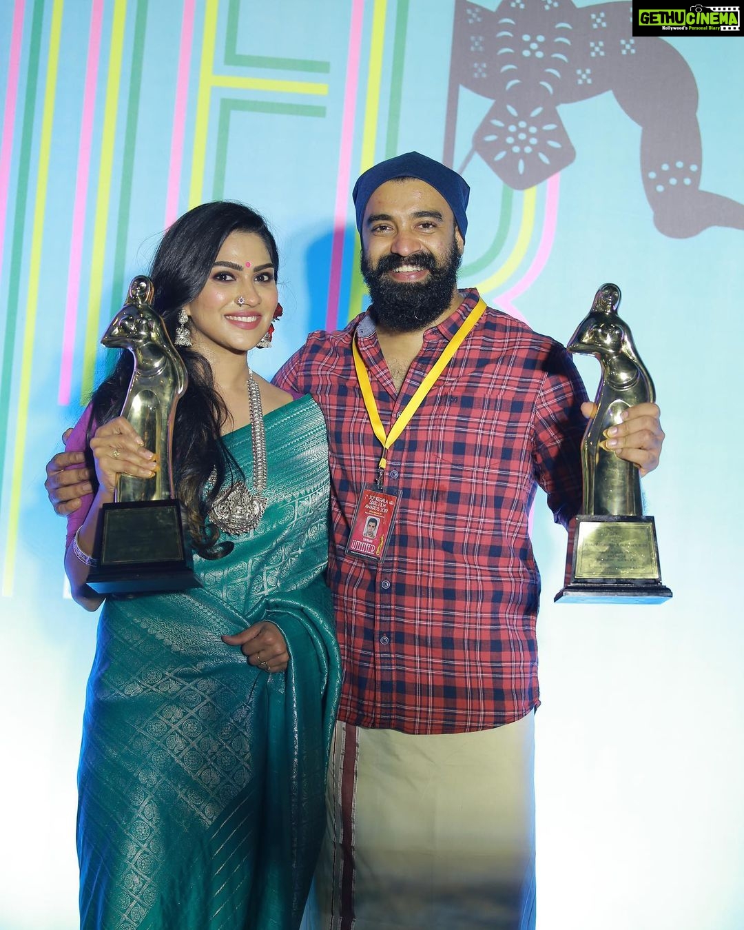 Swasika Instagram - With my Sugu β€οΈβ€οΈ π€π€π€π€π€π€π€ Thanks a ton siju u made my life meaningful If you had not suggested me for "Vasanthi" I would have missed all these happinessπππ @siju_wilson